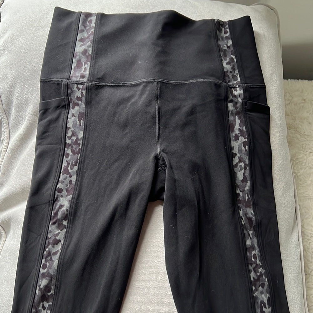 Athleta tight 7/8 with Stash Pockets and Camo piping NWOT